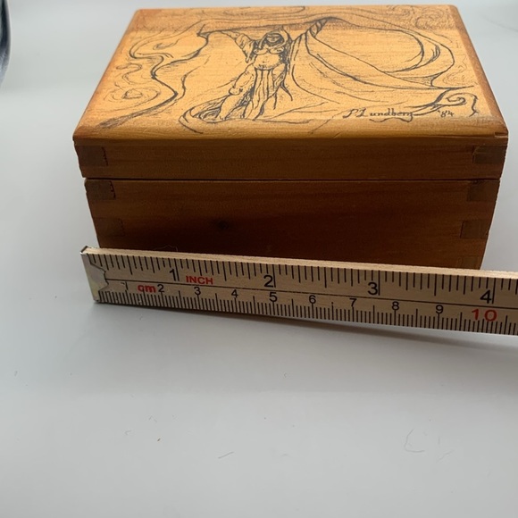 Vintage Wooden box with partly undressed female by Mundberg 1984 - Japan. - Picture 8 of 12